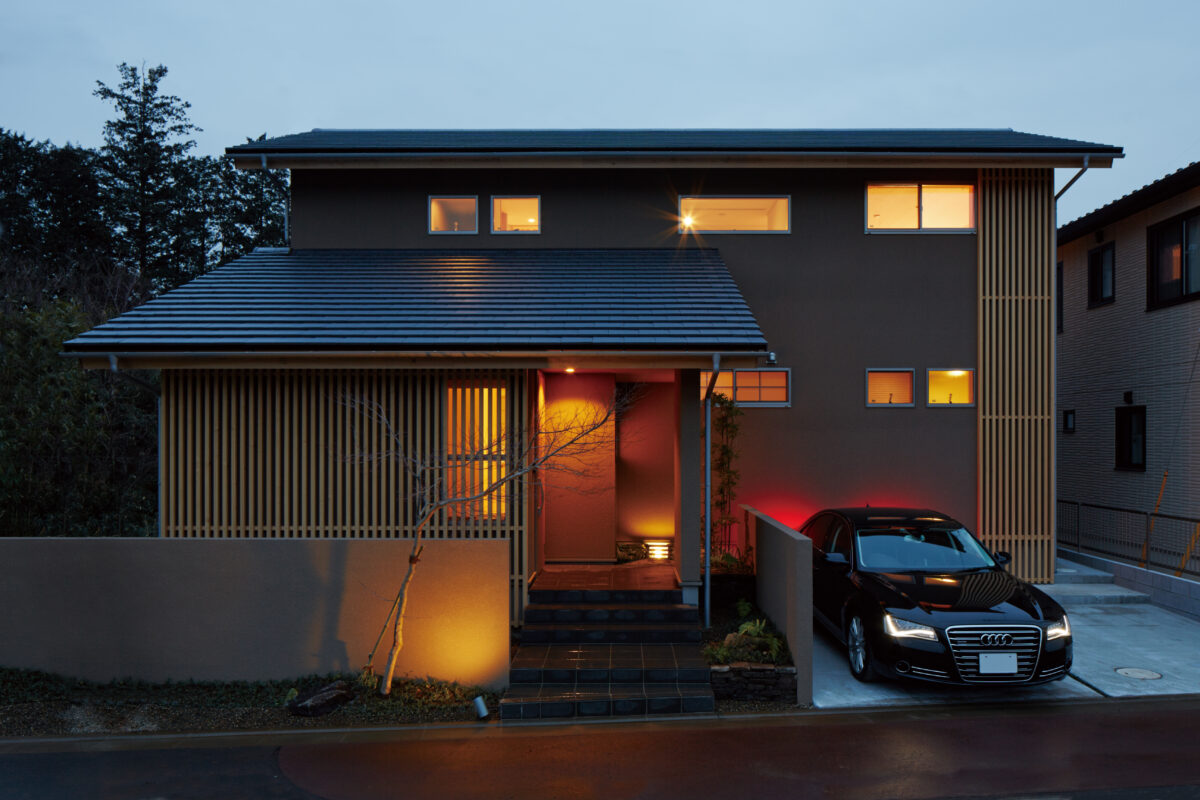 軒の深い二階建ての家の外観｜茨城の注文住宅実例